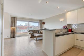 Penthouse (110m²) met drie slaapkamers en ruim zongericht terras (67m²) met mooie vergezichten te koop in residentie Sandy Lane, gelegen langs de Duinparklaan te Oostduinkerke. Op enkele passen van zee!Op zoek naar interessante immo te Oostduinkerke? Lees dan zeker verder!INDELING> 3de verdieping- Ruime inkomhal met vestiairekast- Lichtrijke leefruimte ingedeeld in eet- en zitplaats en toegang tot een eerste terras aan de voorzijde- Zuidgericht terras (67m²) met verschillende bergruimtes- Geïnstalleerde keukenhoek- Apart toilet- (blinde) Slaapkamer 1- Badkamer met ligbad, toilet en wasmeubel- Slaapkamer 2 met eigen balkon- Slaapkamer 3 met ingemaakte kasten, douchekamer en toegang tot het ruime zonneterras> In de kelderverdieping beschikt men over een dubbele garage (12m x 3,5m) met extra bergruimte (5,4m²) en een gemeenschappelijke fietsenstalling!TROEVEN+ Topligging vlakbij zee in de Duinparklaan te Oostduinkerke+ Klein zeezicht vanop de terrassen+ Ruim appartement van 110m² met 67m² terrassen+ Verwarming via vloeraccumulatie, bedienbaar via smartphone+ Incl. dubbele garage met bergingInteresse in deze prachtige penthouse te koop te Oostduinkerke? Neem dan zeker contact op met de dossierverantwoordelijke Sarah Velle via 0470 10 52 78 of sarah.velle@dewaele.com.