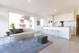 In de <strong>residentie Pigeon</strong>, vlakbij de zeedijk van Oostende, vindt u dit <strong>twee slaapkamer</strong> appartement op de derde verdieping en vierde verdieping.<br />Dit nieuwbouwappartement is volledig afgewerkt en de indeling van dit appartement is als volgt;
<ul>
<li>Inkomhal</li>
<li><strong>Lichtrijke</strong> eet-en leefruimte</li>
<li><strong>Volledig uitgeruste</strong> open keuken</li>
<li><strong>Ruime</strong> berging</li>
<li><strong>Afzonderlijk</strong> toilet</li>
<li>Slaapkamer op de derde verdieping met <strong>aansluitende badkamer met inloopdouche</strong></li>
<li><strong>Ruime</strong> slaapkamer op de vierde verdieping met <strong>aansluitend een badkamer met inloopdouche</strong></li>
<li><strong>Extra</strong> berging op de vierde verdieping</li>
<li>Terras met <strong>open zicht</strong></li>
</ul>
<br />Er is tevens een fietsenstalling in het gebouw beschikbaar waar u veilig uw fietsen kunt stallen. <br /><u><strong>6% btw mogelijk.</strong></u><br /><br />Indien u graag een bezoek ter plaatse wenst, aarzel niet om contact op te nemen zodat we een bezichtiging kunnen inplannen! <br /><br />