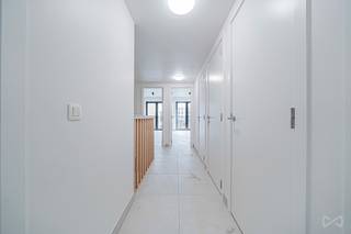 Mail: rent.brussels@weinvest.be / Tel: 02/3155173<br /><br />We Invest is trots u dit mooie duplexappartement voor te stellen, gelegen in het hart van het residentiële project Mench in Schaarbeek (voor meer informatie over het project, bezoek: https://immo.weinvest.be/mench/). Het biedt een rustige omgeving met een tuin en geniet tegelijkertijd van een uitstekende bereikbaarheid dankzij de onmiddellijke nabijheid van openbaar vervoer, winkels en hoofdwegen.<br /><br />Het appartement op de gelijkvloerse verdieping bestaat uit een lichte woonkamer met volledig uitgeruste open keuken, een gastentoilet, een wasruimte en een privéterras met tuintje, ideaal om van zonnige dagen te genieten. Op de verdieping vindt u drie slaapkamers, twee moderne badkamers, een bureau-/dressingsruimte en een apart toilet.<br /><br />Mogelijkheid om een parkeerplaats te huren voor €150 extra/maand.<br /><br />Kosten: €105 (maandelijkse provisie voor gemeenschappelijke kosten)<br /><br />EPC: A<br /><br />Snel te bezichtigen!<br /><br />Voor meer exclusives, bezoek www.weinvest.be<br />Voor het plan, bezoek https://immo.weinvest.be/mench/