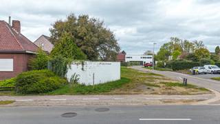 Bij ImmoFusion 7/7 “open huis” : klik op onze 3D-TOUR. Ervaar vastgoed alsof je er zelf doorloopt!<br /><br />Droom je ervan om je eigen woning te bouwen op een rustige én centraal gelegen locatie? Dan is deze bouwgrond in het centrum van Zolder absoluut het ontdekken waard. <br />De bouwgrond is bestemd voor het realiseren van een eengezinswoning in open bebouwing, waardoor je geniet van een mooie mate aan privacy en vrijheid rondom de woning. Dankzij de ruime bouwmogelijkheden kan je hier een woning creëren die volledig aansluit bij jouw woonwensen en levensstijl.<br /><br />De geldende bouwvoorschriften bieden bovendien heel wat mogelijkheden. Zo bedraagt de maximale bouwdiepte 12 meter en mag de woning een bouwhoogte tot 6 meter hebben. De dakhelling dient tussen 25° en 40° te liggen, waardoor verschillende hedendaagse én tijdloze bouwstijlen mogelijk zijn. Daarnaast is er de mogelijkheid om een garage tot maximaal 30 m² te voorzien.<br /><br />Ook de ligging vormt een absolute troef. Vanuit deze locatie bereik je de oprit van de autostrade bijzonder vlot, waardoor zowel woon-werkverkeer als verplaatsingen richting omliggende gemeenten en steden eenvoudig verlopen. Tegelijk hoef je de rust niet op te geven: op wandelafstand bevinden zich verschillende groene zones waar je heerlijk kan wandelen, ontspannen en genieten van de omgeving.<br /><br />Dankzij de combinatie van een centrale ligging, open bebouwing, groene omgeving en interessante bouwmogelijkheden vormt dit perceel een uitstekende basis voor wie zijn eigen droomwoning wil realiseren.<br /><br />Pluspunten:<br />- Bouwgrond voor open bebouwing<br />- Centrale ligging in Zolder<br />- Vlotte verbinding met de autostrade<br />- Groene omgeving op wandelafstand<br />- Veel privacy dankzij de open bebouwing<br />- Maximale bouwdiepte van 12 meter<br />- Bouwhoogte tot 6 meter<br />- Garage mogelijk tot 30 m²<br />- Vrijheid om een woning naar eigen smaak te realiseren<br /><br />Maatregelen opgenomen in het Maatregelenregister: nee<br /><br />Een bouwgrond met zoveel troeven op een centrale locatie komt niet elke dag beschikbaar. Hier krijg je de kans om niet zomaar een woning te kopen, maar zelf jouw toekomstige thuis te creëren.<br />Voor meer informatie of een afspraak kan je ons contacteren op 078/78.78.70. Uiteraard ben je ook steeds welkom op ons kantoor. Steeds welkom!