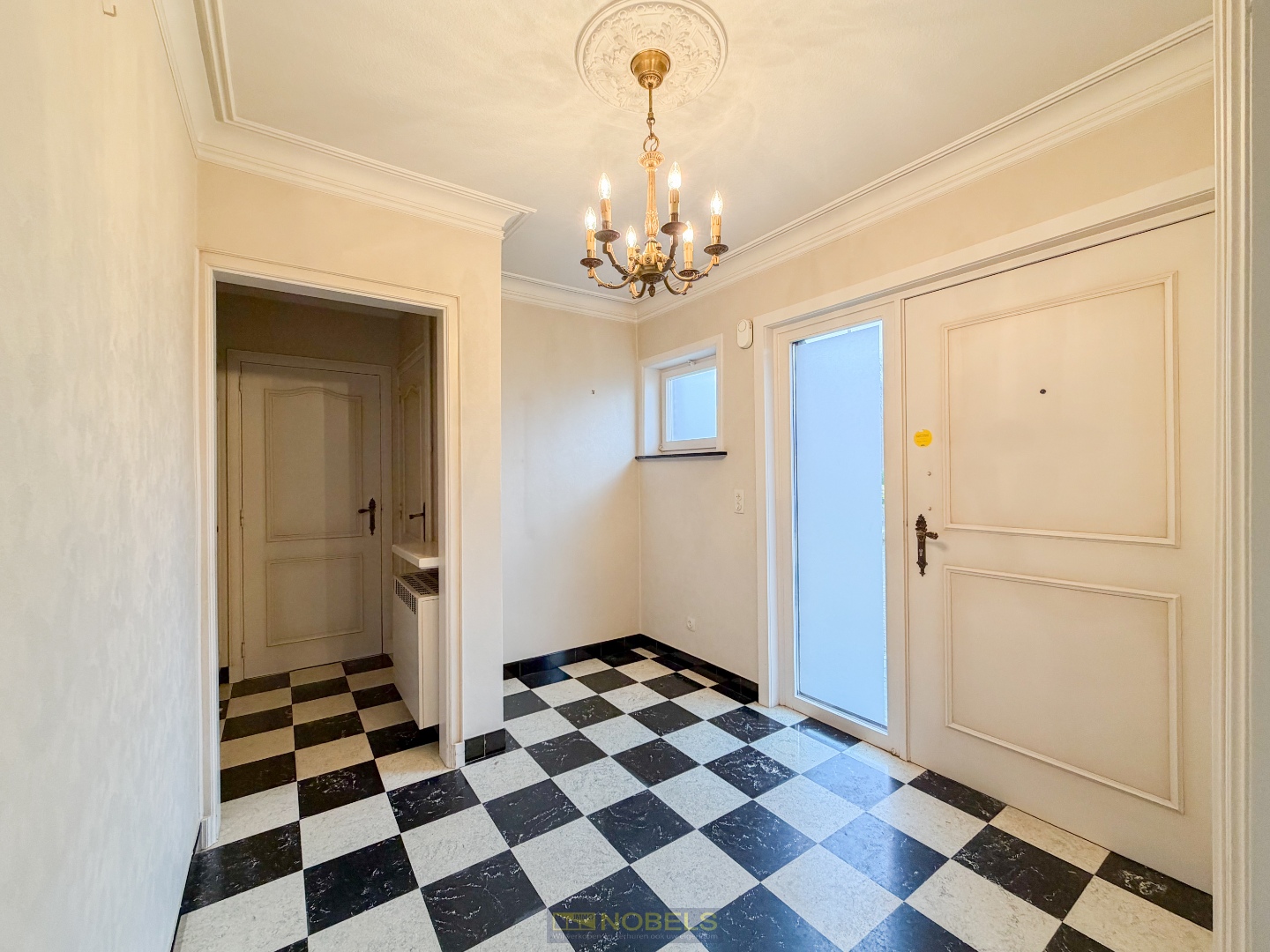 Te koop, Te moderniseren bungalow met grote visibiliteit op centrale ligging te Zingem! - foto 4