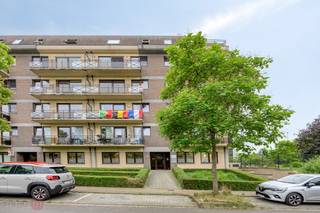<strong>Ruim en lichtrijk appartement met twee terrassen en uitzicht op het Vijverpark aan de rand van Anderlecht</strong> 🌿<br />Ontdek dit <strong>aangename, goed gelegen appartement</strong> op de derde verdieping op het <strong>Jean Hayetsquare</strong>. Het gebouw dateert van <strong>2007</strong><br />De ligging is ideaal: op een <strong>boogscheut van de ring en de E40</strong>, en vlak bij het <strong>ziekenhuis van Erasmus</strong> – een perfecte uitvalsbasis voor wie in <strong>Brussel of de randgemeenten</strong> werkt.<br />Vanuit de leefruimte geniet je bovendien van een <strong>rustgevend uitzicht op het Vijverpark</strong>, wat zorgt voor extra licht, ruimtegevoel en groen. 🌳<br />Het appartement omvat een <strong>inkomhal met vestiaire mogelijkheid</strong>, een <strong>ruime, lichtrijke leefruimte</strong> met <strong>toegang tot het eerste terras</strong>, een <strong>open ingerichte keuken</strong>, <strong>twee praktische bergingen</strong>, <strong>twee slaapkamers</strong>, een <strong>badkamer met ligbad en douche</strong>, en een <strong>apart toilet</strong>.<br />Aan de slaapkamer bevindt zich een <strong>tweede terras</strong>, ideaal om rustig te ontspannen.<br /><strong>OPTIE !! </strong>Onder het gebouw bevindt zich een <strong>privatieve autostaanplaats die je apart kunt aankopen voor 15.000 euro</strong>. 🚗<br /><strong>Technische info & troeven:</strong>
<ul>
<li><span>Bouwjaar 2007 – gebouw met <strong>lift</strong></span></li>
<li><span><strong>Elektriciteit conform</strong></span></li>
<li><span><strong>Dubbele beglazing PVC</strong></span></li>
<li><span><strong>Zonnepanelen voor de gemeenschappelijke delen</strong></span></li>
<li><span><strong>Maandelijkse lasten: ±115 €</strong></span></li>
<li><span><strong>oppervlakte appartement: 95m2</strong></span></li>
<li><span><strong>EPC: D</strong></span></li>
<li><span>Rustige ligging vlak bij het <strong>Vijverpark</strong></span></li>
<li><span><strong>Dicht bij alle voorzieningen</strong> (winkels, openbaar vervoer, sportcentrum, autosnelwegen, …)</span></li>
</ul>
💡 Dankzij de <strong>centrale ligging</strong>, de <strong>twee terrassen</strong>, en het <strong>zicht op groen</strong> is dit appartement niet alleen een comfortabele woonplek, maar ook een <strong>uitstekende investeringsopportuniteit</strong>.<br />📞 <strong>Interesse?</strong><br />Contacteer <strong>Immo-M</strong> voor meer informatie of een bezoek:<br /><strong>0468 22 53 22</strong> – ✉️ <strong>info@immo-m.be</strong>
