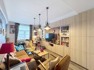 Charmant gelegen woning met 2 à 3 slpks te Lissewege!<br /><br /><strong>INDELING:<br /><u><em>Gelijkvloers:</em></u></strong><br />Inkomhal - living (met veel inbouwkasten) en KWALITATIEVE recente 'Dovy'-keuken (O.a. met gasfornuis, dampkap, heteluchtoven, microgolfoven, frigo en vaatwasmachine) - berging/wasplaats - tuintje met zonneterras en UITZICHT over de velden!<br /><br /><u><em><strong>Eerste verdieping:</strong></em></u><br />Nachthal - badkamer (O.a. met dubbel lavabomeubel en douche) - afzonderlijk toilet - slaapkamer - dressing .<br /><br /><u><em><strong>Tweede verdieping:</strong></em></u><br />Nachthal - ruime slaapkamer.<br /><br /><u><strong>Opmerkingen:</strong></u><br />- Recente cv-installatie op aardgas.<br />- Recente kwalitatieve 'Dovy'-keuken.<br />- Overal DUBBELE beglazing (PVC).<br />- Geïsoleerd dak.<br />- Beperkte energiekosten.<br /><br />Betaalbare woning voor de SNELLE BESLISSERS! Aarzel zeker niet om ons te contacteren voor een bezoek ter plaatse: 050/70.01.02 - info@centro.be.