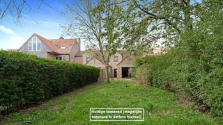 Leuke woning met heel wat potentieel, rustig gelegen in het charmante Vlissegem op enkele minuten van De Haan. Het huis vraagt om een opfrissing maar is bijzonder charmant en beschikt over een uitstekende indeling. <br /><br />Achteraan kunt u genieten van een grote en diepe tuin met rustgevende zichten op de achterliggende velden. Uiterst idyllisch.<br />(Het potentieel en de mogelijkheden van de tuin kunt zien in de fotoreportage, louter als voorbeeld)<br /><br />Indeling van het huis: inkomhal met een apart toilet, een aangename leefruimte met een hoog plafond en een schuifraam naar de tuin, een vrij ruime keuken en een inpandige garage met extra wasplaats. Mits het verwijderen van één muur kunt u de keuken volledig betrekken in de leefruimte wat het ruimtegevoel alleen maar zal versterken.<br />Op de eerste verdieping zijn er 3 volwaardige slaapkamers en een ruime badkamer met douche, ligbad en een extra toilet. Grote opbergzolder onder de nok.<br /><br />Een huis met een goede basis en zonder renovatieplicht. <br />Tevens 8 zonnepanelen aanwezig op het dak.<br /><br />Bezoeken of meer informatie?<br />Contacteer Willem Cauwels op tel. 050/89.27.70.