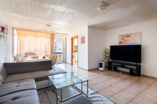 Dit deels te renoveren appartement geniet van een uitstekende ligging, op wandelafstand van Park Bisschoppenhof. Bovendien bereikt u in enkele minuten zowel Wijnegem Shopping, als het bruisende stadscentrum van Antwerpen. Winkels, openbaar vervoer, horecazaken en sportfaciliteiten bevinden zich in de onmiddellijke omgeving. Dankzij de vlotte aansluiting op belangrijke invals- en uitvalswegen is de bereikbaarheid uitstekend. De Mobiscore van 8,8/10 onderstreept de gunstige ligging.<br />Het appartement bevindt zich op de 4de verdieping en is bereikbaar met de lift. De praktische indeling en de vele lichtinval vormen een uitstekende basis om het volledig naar eigen smaak te renoveren.<br />Via de inkomhal komt u terecht in de ruime, lichtrijke leefruimte met aansluitend de keuken. De grote raampartijen zorgen voor een aangename, open sfeer en geven toegang tot het terras aan de voorzijde.<br />Centraal in het appartement bevindt zich de badkamer, uitgerust met een douche, lavabo en toilet. Aan de rustige achterzijde liggen twee volwaardige slaapkamers, waarvan één directe toegang biedt tot het tweede terras. Dankzij de twee terrassen geniet u op elk moment van de dag van een aangenaam plekje in de zon.<br />Verder beschikt het appartement over een privatieve kelderberging, ideaal als extra opslagruimte.<br />Momenteel verhuurd.<br />EPC: label B-P- &amp; G-score D &amp; C-Stedenbouw: in aanvraag<br />Interesse? Surf naar www.walls.be of bel ons op 03 233 33 00 voor meer informatie of een bezoek ter plaatse.