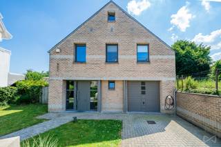 WE INVEST a le plaisir de vous présenter cette élégante villa baignée de lumière, idéalement située à Céroux-Mousty (Ottignies), dans un...