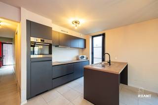 Instapklaar nieuwbouw gelijkvloers appartement (2023) met tuin en parkeerplaatsWelkom in dit lichtrijke en energiezuinige nieuwbouwappartement op het...