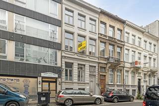 Prachtige Neoclassicistische Burgerwoning in het Hart van Antwerpen. Ontdek deze unieke kans om te wonen in een prachtige stadswoning, gelegen in de charmante Jacob Jacobsstraat. Hoewel deze straat geen zeezicht biedt, ademt zij de romantiek uit die je zou verwachten van een plek genoemd naar de 19e-eeuwse marineschilder Jacob Jacobs. De straat is in 2024 volledig nieuw aangelegd en voorzien van extra groen. Deze woning bevindt zich op een ideale locatie, midden in het bruisende hart van Antwerpen. U bent slechts enkele minuten verwijderd van het Centraal Station, de levendige Kievitbuurt, en het culturele Theaterplein. Aan het einde van de straat ligt het Stadspark, perfect voor joggen, skaten of ontspannen wandelingen.<br /><br />We betreden de woning langs de inkomhal met authentieke elementen en marmeren trap. In de leefruimte is het gezellig vertoeven met de pelletkachel en het natuurlijke zonlicht dat binnenkomt langs zowel de voor- als achtergevel. Verder een open keuken met eethoek. Deze keuken is uitgerust met koelkast, gasfornuis en oven en voldoende opbergruimte. Buiten tafelen op de koer is ook zeker een mogelijkheid want deze is direct toegankelijk langs de keuken.<br /><br />Met de vaste houten trap betreden we de 1ste, 2de en 3de verdieping. De 1ste verdieping biedt ruimte voor 1 volwaardige slaapkamer over de gehele breedte van de voorgevel en ingerichte badkamer. De 2de en 3de verdieping werd volledig omgetoverd tot een afzonderlijke unit met 2 slaapkamers, badkamer en uitgeruste keuken.<br />Verder kan de souterrain gebruikt worden als bureau- of stockageruimte<br /><br />Troeven: -9 zonnepanelen met groenestroomcertificaten en terugdraaiende teller<br />-Lage energiekosten<br />-EPC label B<br />-Toplocatie van de woning<br />-Koer of terras<br /><br />Mis deze unieke kans niet om te wonen in een van de meest gewilde locaties van Antwerpen. Neem vandaag nog contact met ons op voor meer informatie of om een bezichtiging te plannen!