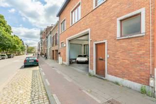 In de Brouwersstraat, pal in het centrum van Leuven, bevindt zich dit uitzonderlijk woon–werkpand met een totale oppervlakte van 575 m². Het eigendom combineert een ruime loods/kantoorruimte van 390 m² met een comfortabel woongedeelte van 185 m², waardoor het een unieke kans vormt voor wie eventueel wonen en werken wil verenigen op één adres. De loods biedt grote, open volumes en talloze indelingsmogelijkheden, ideaal voor atelier, kantoor, praktijk of creatieve activiteit. Het woongedeelte omvat drie volwaardige slaapkamers, twee badkamers en een aangenaam terras dat voor extra buitenruimte zorgt midden in de stad. Dankzij de veelzijdige structuur leent het pand zich bovendien perfect voor co-housing, zorgwonen of andere innovatieve woonvormen. Een zeldzame aanbieding in een straat waar dergelijke panden nauwelijks op de markt komen, en een bijzonder interessante optie voor zowel ondernemers als investeerders.<br />Meer info of een bezoek ter plaatse inplannen? info@covas.be // 016 40 60 20 // www.covas.be