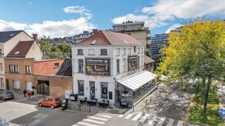 <p>Voor meer info of een bezoek, bel 053 59 49 36 - In Molenbeek bieden wij dit <strong>veelzijdige handelspand </strong>met <strong>bovenliggende appartementen</strong> te koop aan. Het gelijkvloers is momenteel ingericht als een <strong>gewaardeerd restaurant met een uitstekende naam</strong> en een gezellige, familiale sfeer. De klanten kunnen er genieten van hun maaltijd in de aangename zaal of in de lichtrijke veranda. Het restaurant is volledig instapklaar en voorzien van een <strong>professionele industriële keuken</strong> en <strong>volledig uitgeruste bar</strong>. Het pand is bovendien volledig onderkelderd, wat zorgt voor uitstekende opslagruimte, ideaal voor horeca of andere commerciële activiteiten. Op het eerste verdiep bevindt zich een <strong>te renoveren appartement</strong>, terwijl het tweede verdiep momenteel is ingericht als één appartement dat eventueel kan worden opgesplitst tot een derde entiteit. Dankzij de <strong>goede ligging in een levendige en vlot bereikbare regio</strong> biedt dit gebouw tal van mogelijkheden, zowel voor eigen gebruik als voor investering. <strong>VERKOOP ONDER AANDELEN</strong></p><p></p>