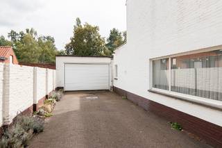 <strong>Troeven</strong><br />- Ruim perceel van bijna 12 are<br />- <u><strong>Grote Werkplaats 25M2 + Garage 74 M2 - ideaal voor hobby's of opslag</strong></u><br />- Halfopen bebouwing met tal van mogelijkheden<br />- Rustige en groene woonomgeving<br />- Op slechts enkele minuten van het centrum van Diepenbeek<br />- Vlotte bereikbaarheid richting Hasselt, Genk, Bilzen-Hoeselt en Tongeren-Borgloon<br />- Nabij de E313 en E314 dankzij de snelle verbinding via de N76<br />- 4 slaapkamers, waaronder een ruime master bedroom<br />- Mogelijkheid tot een extra slaapkamer, bureau of hobbyruimte op het gelijkvloers<br /><br /><strong>Locatie</strong><br />Deze te renoveren, of beter gezegd te moderniseren, halfopen woning is gelegen op een ruim perceel van bijna 12 are in een groene en rustige woonomgeving, op slechts enkele minuten van het centrum van Diepenbeek.<br />Dankzij de gunstige ligging en de nabijheid van diverse verbindingswegen zijn ook Genk, Hasselt, Bilzen-Hoeselt en Tongeren-Borgloon vlot bereikbaar. Via de N76 bereikt u bovendien snel de op- en afritten van de E314 in Genk en de E313 in Diepenbeek.<br />Ook liefhebbers van natuur, sport en ontspanning vinden hier een uitstekende uitvalsbasis. In de nabije omgeving bevinden zich onder meer het Demerstrand, de Dautenvijvers, natuurreservaat De Maten en tal van fiets- en wandelroutes.<br /><br /><strong>Indeling</strong><br />De woning bestaat uit een hoofdgebouw met de verschillende leefruimtes en een omvangrijk bijgebouw met onder meer een werkplaats, opslagruimte en een bijzonder ruime garage van maar liefst 74 m².<br />Op het gelijkvloers van het hoofdgebouw bevinden zich de inkomhal, keuken, ruime woonkamer, een apart toilet, wasplaats en een grote slaapkamer aan de straatzijde.<br />Deze slaapkamer biedt bovendien verschillende mogelijkheden en kan, afhankelijk van uw wensen, perfect worden ingericht als thuiswerkplek, hobbyruimte, speelkamer of als uitbreiding van de huidige leefruimte.<br />Via de nachthal op de verdieping bereikt u de badkamer, dressing en drie slaapkamers, waaronder twee kinderkamers en een ruime master bedroom.<br /><br /><strong>Veel mogelijkheden</strong><br />Een bijzondere troef van deze woning is de mogelijkheid om ook in de hoogte uit te breiden. Zo kan er, mits de nodige vergunningen en conform de geldende voorschriften, overwogen worden om een zadeldak te plaatsen dat aansluit bij dat van de rechterbuur. Hierdoor ontstaat de mogelijkheid om een bijkomende volwaardige verdieping met extra leef- of slaapruimtes te creëren.<br />Verder beschikt de woning over een overdekte binnenkoer en een zeer ruime, onderhoudsvriendelijke achtertuin.<br /><br />Kortom: een woning met een stevige basis, bijzonder veel ruimte en tal van mogelijkheden voor wie bereid is de handen uit de mouwen te steken. Dankzij het ruime perceel, de grote garage en de uitbreidingsmogelijkheden biedt dit pand heel wat potentieel om uit te groeien tot een aangename en ruime gezinswoning op een gunstige locatie.<br /><br />Interesse gewekt ? Laat je <strong>mailadres en telefoonnummer</strong> achter en wij contacteren je voor een persoonlijke rondleiding