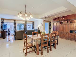 Spacieux appartement de 4 chambres au rez-de-chaussée (225 m²) à vendre sur la Heirbaan à Burcht, comprenant un garage double. L'EPC est désormais...