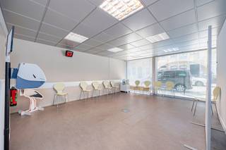 <p><span>Spacieux local commercial au rez-de-chaussée, idéalement situé ! </span></p><p><span> </span></p><p><span>Situé sur </span><span>l'Antwerpsesteenweg</span><span>, en plein cœur du </span><span>centre de Hoboken</span><span>, cet </span><span>espace de bureaux</span><span> est </span><span> à vendre. Grâce à son emplacement commercial exceptionnel, vous bénéficiez d'une forte fréquentation. À quelques minutes à pied, vous trouverez des commerces, les transports en commun et d'autres commodités.</span></p><p><span> </span></p><p><span>De par sa superficie, cet espace de bureaux offre de nombreuses possibilités. </span></p><p><span> </span></p><p><span>Atouts :</span></p><p><span>- EPC B</span></p><p><span>- Double vitrage</span></p><p><span>- Pompes à chaleur</span></p><p><span>- Situation centrale dans le centre de Hoboken</span></p><p><span>- Disponibilité à convenir</span></p><p><span>- 1 place de parking incluse</span></p><p><span> </span></p><p><span>Cette maison à vendre à Hoboken vous intéresse ? Vous recherchez un autre bien immobilier ou souhaitez connaître la valeur de votre propriété ? Alors vous êtes à la bonne adresse chez BOLT immo ! Nous serons ravis de vous aider.</span></p><p><span> </span></p>