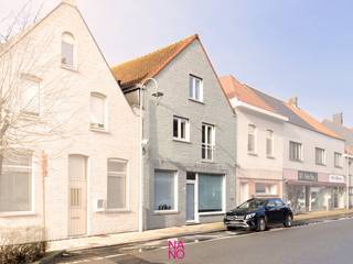 Cette maison pleine de caractère (240 m<sup>2</sup>) offre de nombreuses possibilités : idéale pour une combinaison habitation-travail, un logement intergénérationnel ou une maison familiale avec un studio indépendant. Ses atouts uniques et tout son potentiel ne se dévoilent pleinement que lors d’une visite !<br /><br />Aménagement:
<ul>
	<li>Rez-de-chaussée : Spacieux hall d’entrée/espace professionnel avec rangement, 2 chambres, un WC séparé, une salle de douche rénovée, une grande buanderie et une agréable cour pour profiter des beaux jours.</li>
	<li>Entre-niveau : Une pièce supplémentaire, idéale comme bureau ou espace de loisirs.</li>
	<li>Premier étage : Séjour chaleureux avec cuisine ouverte, salon avec cheminée, véranda et accès à une terrasse ensoleillée avec espace de rangement. ingemaakte kasten. Une salle de bain avec double lavabo, baignoire et placards intégrés. Toilette séparée.</li>
	<li>Deuxième étage : 2 grandes chambres et un hall de nuit avec placards intégrés.</li>
	<li>Espaces de rangement supplémentaires : Grenier et cave.</li>
</ul>
PEB: D (pas d’obligation de rénovation).<br /><br />Intéressé par cette maison unique ? Contactez immo NANO pour plus d’informations ou une visite : 050 60 60 78 – info@immonano.be.