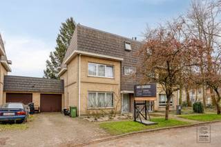 <p>Deze aangename gezinswoning met 3 slaapkamers bevindt zich in een rustige, doodlopende straat nabij het centrum van Sint-Lenaarts (Brecht). Indeling: u betreedt de woning via de inkomhal met apart gastentoilet en praktische berging. Van hieruit kom je in de leefruimte, waar de grote schuiframen achteraan zorgen voor een aangename connectie met de tuin (zuidoost gericht) en een mooie natuurlijke lichtinval. Aansluitend treffen we de keuken, die is uitgerust met een gaskookvuur, dubbele spoelbak en vaatwasser. Op de eerste verdieping bevinden zich drie comfortabele slaapkamers en een verzorgde badkamer met dubbele lavabo, toilet en een ruime inloopdouche. Een extra troef is de afgewerkte zolder, momenteel ingericht als dressing en bereikbaar via een vlizotrap. Tot slot beschikt de woning over een garage.<br /><br />Extra: <br />- EPC-klasse D (319 kWh / m² jaar -> GEEN renovatieverplichting!), elektriciteit conform<br />- Watertoets: perceelscore A, gebouwscore A<br />- Woongebied, Gmo, Gvkr, stedenbouwkundige informatie in aanvraag<br />- Niet opgenomen in het maatregelenregister<br /><br />Voor meer info ga naar www.coenenvastgoed.be of bel 03/375.82.92</p>