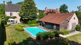 Rustig gelegen villa op een perceel van 16a69ca met ruim bijgebouw en openluchtzwembad.Mooie aangelegde tuin met privacy. Oost georiënteerd.De villa...