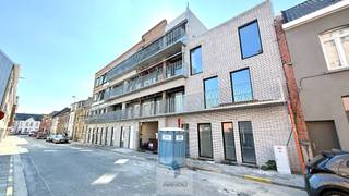 Op een uitstekende locatie te Deinze bevindt zich dit nieuwbouw penthouse appartement, momenteel in de laatste <strong>afwerkingsfase</strong>. Dankzij de centrale ligging geniet u van een vlotte bereikbaarheid naar het station van Deinze, diverse winkels, scholen, horeca en de E17 waardoor zowel Gent als Kortrijk gemakkelijk bereikbaar zijn.<br /><br />Het appartement typeert zich door zijn overvloedige lichtinval, moderne afwerking en <strong>twee ruime zonneterrassen</strong>.<br />Via de inkomhal betreedt u de aangename leefruimte met grote raampartijen en directe toegang tot een ruim privatief terras. De open ingerichte keuken sluit aan op de leefruimte. Aansluitend bevindt zich een praktische berging met aansluiting voor een wasmachine.<br /><br />Verder beschikt het appartement over<strong> twee volwaardige slaapkamers</strong>, die beide toegang bieden tot een tweede ruim terras. De moderne douchekamer, het aparte toilet en de doordachte indeling zorgen voor optimaal wooncomfort.<br /><br />Dankzij de energiezuinige technieken waaronder vloerverwarming, geniet u van een aangenaam binnenklimaat en een beperkt energieverbruik.<br /><br />Het appartement wordt volledig geschilderd opgeleverd en zal voorzien zijn van LED-verlichting en gordijnrails zodat u meteen zorgeloos kunt verhuizen. <em>EPB nieuwbouw i.a.</em><br /><br />Daarnaast is er een gemeenschappelijke fietsenberging aanwezig en bestaat de mogelijkheid om een privatieve autostandplaats achter het gebouw bij te huren.<br /><br />Huurprijs te vermeerderen met 35 EUR provisie voor de gemeenschappelijke kosten en 25 EUR provisie voor de collectieve verwarming.<br /><br />Beschikbaar vanaf 01/10/2026.<br /><br /><em>Aangezien het appartement zich momenteel nog in de afwerkingsfase bevindt worden <u>bezoeken </u>georganiseerd <u>vanaf 18 augustus 2026</u>. Wenst u als één van de eersten dit prachtige nieuwbouwappartement te ontdekken? Neem dan contact met ons op voor meer informatie of om uw bezoekmoment vast te leggen.</em>