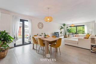 Interesse? Meer informatie op www.SWEVERS.be. - De villa in de Halbeekstraat 12 in Heusden-Zolder is een volledig gerenoveerde instapklare gezinswoning (2022-2023) met een bewoonbare oppervlakte van 306 m² op een perceel van 24a68ca.<br /><br />Binnen biedt de woning een lichte en ruime leefruimte van 40,5 m², een moderne keuken van 22 m² en vijf slaapkamers, waaronder een luxueuze master bedroom (48,78 m²) en kamers met dressing. Er zijn twee moderne badkamers en de woning is geschikt voor gelijkvloers wonen.<br /><br />Verder beschikt de villa over een volledige kelder (54,94 m²), een kruipkelder, een zolder (37,8 m²) en een inpandige garage voor twee wagens. De zuidwestelijk georiënteerde tuin (meer dan 20a) is ideaal voor ontspanning en biedt mogelijkheden voor zwembad of poolhouse.<br /><br />Dankzij de renovatie is de woning energiezuinig (EPC C) en uitgerust met 20 zonnepanelen, nieuwe ramen, dak, isolatie, elektriciteit en sanitair.<br /><br />De ligging is uitstekend: op wandelafstand van scholen, winkels en openbaar vervoer, en met vlotte verbinding naar de autosnelwegen (5,5 km).<br /><br />Deze woning biedt alles wat je zoekt: charme, ruimte, comfort en een uitstekende locatie. Klaar om jouw droomhuis te ontdekken? Plan snel een bezichtiging en laat je betoveren door de unieke sfeer van deze woning! Wij helpen je maar al te graag verder tijdens een persoonlijke rondleiding. tel. 011 255 155. Bron bewoonbare oppervlakte: EPC – verslag.