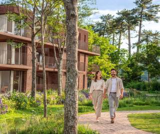 <p>In Villermontpark woont u in een unieke parkomgeving waar rust en bereikbaarheid samenkomen. Deze woning biedt een ruime en lichtrijke leefruimte met open keuken, aansluitend op het terras en de privatieve tuin.</p>
<p>Op de verdieping bevinden zich drie volwaardige slaapkamers en een comfortabele badkamer. Dankzij de energiezuinige technieken en kwalitatieve afwerking woont u hier duurzaam en toekomstgericht.</p>
<h3>🌳 Villermontpark – de natuur als buur</h3>
<p>In Villermontpark woont u niet naast het groen, maar er middenin. Dit autoluwe nieuwbouwproject is opgevat als een landschapspark met wandelpaden, open ruimte en een doordachte groenstructuur.<br />Hier combineert u de rust van een groene omgeving met een vlotte bereikbaarheid richting Antwerpen.</p>
<p><strong>Kenmerken</strong></p>
<ul>
<li>Type: Huis</li>
<li>Slaapkamers: 3</li>
<li>Tuin: Ja</li>
<li>Terras: Ja</li>
<li>Staat: Nieuwbouw</li>
<li>Energie: BEN / energiezuinig</li>
</ul>
Meer info op <span>https://bit.ly/4mu2PIF</span>