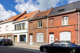TE RENOVEREN WONING MET TUIN EN TAL VAN MOGELIJKHEDEN OP EEN TOPLOCATIE TE RONSE MEER INFO: https://www.immo2life.be/nl/te-koop?view=detail&amp;id=1271Deze interessante te renoveren woning met 3 slaapkamers en stadstuin is gelegen op een perceel van 110m² in een vlot bereikbare éénrichtingsstraat op korte afstand van het stadscentrum, winkels, scholen en diverse andere voorzieningen.De woning biedt heel wat mogelijkheden dankzij de praktische indeling, de aanwezige ruimtes en de aangename stadstuin. Mits de nodige renovatiewerken kan hier een mooie gezinswoning of interessante investering worden gerealiseerd, volledig naar eigen smaak en wensen.De woning is als volgt ingedeeld: een aparte inkomhal, een bureauruimte/opslagruimte, een leefruimte, een achterliggende keuken, badkamer, berging, stadskoer en tuin.Op de eerste verdieping bevinden zich 2 kamers. Via een vaste trap is er toegang tot de zolderverdieping. Deze ruimte biedt de mogelijkheid om ingericht te worden als twee extra kamers of één ruime master bedroom.Het pand vormt een interessant renovatieproject voor wie op zoek is naar een woning met potentieel en graag zelf de handen uit de mouwen steekt. Dankzij de ligging, de buitenruimte en de uitbreidingsmogelijkheden is het pand bovendien ook bijzonder interessant als investering.Kortom, een mooie opportuniteit voor wie op zoek is naar een woning met karakter en potentieel!