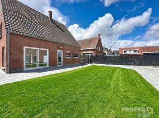 <p><span>Te koop Instapklare woning met loods.</span></p><p><span>Onder het motto meer dan een huis, een slimme investering bieden wij u deze unieke eigendom aan een ideale opportuniteit voor wie zoekt naar een combinatie van wonen, werken en rendement.</span></p><p><span>Deze eigendom omvat:</span></p><p><span>De woning</span></p><p><span>·3 volwaardige slaapkamers</span></p><p><span>·Moderne badkamer met ligbad/douche en een wastafel</span></p><p><span>·Aangename leefruimte met veel lichtinval en tuin zicht</span></p><p><span>·Aparte inkomhal</span></p><p><span>·Garage met keuken en directe toegang tot de tuin</span></p><p><span>·Ruime zolderverdieping met mogelijkheid tot extra slaapkamers</span></p><p><span>·Kelder</span></p><p><span> </span></p><p><span>De loods</span></p><p><span>·378 m² aan ruimte met een extra verdiep van ca. 100 m²</span></p><p><span>·Aansluiting op drijfkracht</span></p><p><span>·Nieuwe ramen rondom voor optimale lichtinval</span></p><p><span>·Volledig vernieuwde elektriciteit</span></p><p><span>·Nieuwe Icopal dakplaten voor duurzame bescherming</span></p><p><span> </span></p><p><span>Samengevat:</span></p><p><span> </span></p><p><span>·Woning met 3 slaapkamers, garage, zolder en tuin</span></p><p><span>·Grote loods van 378 m² met verdiep en moderne voorzieningen</span></p><p><span>·Ideaal voor investeerders of wie wil combineren wonen en werken</span></p><p><span>·Gelegen in een rustige, goed bereikbare buurt</span></p><p><span> </span></p><p><span>Een uitzonderlijke kans voor wie zoekt naar ruimte. Interesse? Neem snel contact op voor een bezichtiging via 056 96 08 00 of mail naar info@property-vastgoed.be</span></p><p><span> </span></p><p><span> </span></p><p><span> </span></p><p><span> </span></p><p><span> </span></p>