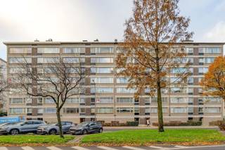 <p><span>Spacieux appartement de 3 chambres</span></p><p><span> </span></p><p><span>A quelques pas des rues animées Maantjessteenweg et Lambrechtshoekenlaan. </span></p><p><span>Un arrêt de bus se trouve devant la porte et l'arrêt de tramway est accessible à vélo, ce qui vous permet d'être en plein centre-ville. </span></p><p><span>Des magasins et des écoles pour les jeunes et les moins jeunes se trouvent également à proximité. Nouveau supermarché Albert Heijn à 100m.</span></p><p><span>Les principales routes d'entrée et de sortie sont accessibles à seulement 5 minutes. </span></p><p><span> </span></p><p><span>Avantages : </span></p><p><span>- Prêt à emménager</span></p><p><span>- Actuellement loué, idéal comme investissement</span></p><p><span>- Label EPC B très favorable</span></p><p><span>- Terrasse</span></p><p><span>- Sans amiante</span></p><p><span> </span></p><p><span>L'ascenseur vous emmène au cinquième étage. Ici, vous êtes accueilli dans un appartement lumineux avec un grand espace de vie. La cuisine moderne est équipée de tous les appareils électroménagers. </span></p><p><span>Depuis le hall, vous avez accès aux 3 chambres et à la salle de bains avec lavabo et baignoire/douche. Les toilettes séparées donnent également sur le couloir. La chambre à coucher donne accès à la terrasse, idéale pour profiter du soleil grâce à son orientation sud-ouest. </span></p><p><span> </span></p><p><span>Possibilité d'acheter un garage box à l'arrière du bâtiment à €25,000. </span></p><p><span> </span></p><p><span>Êtes-vous intéressé par ce bel appartement ? Contactez-nous au</span><span>03 646 66 55 ou info@sinjoor.be</span></p><p><span> </span></p>