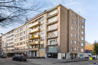 <p><span>Handelspand met topzichtbaarheid op de Fruithoflaan - ideaal voor ondernemers én investeerders</span></p><p><span>Op één van de meest commerciële assen van Berchem, de geliefde Fruithoflaan, vinden we dit strategisch gelegen handelspand met een uitzonderlijke visibiliteit. Dankzij de brede etalage en de constante passage is dit gelijkvloers de ideale plek voor wie wil ondernemen in een dynamische buurt. Winkel, kantoor, praktijkruimte, showroom De mogelijkheden zijn breed en flexibel.</span></p><p><span> </span></p><p><span>Indeling</span></p><p><span>Het handelspand bestaat uit een ruime commerciële gelijkvloerse oppervlakte met veel lichtinval en een optimale indeling voor zowel verkoop als dienstverlening. Aansluitend bevindt zich een aparte bureauruimte en een ruime garage (25.000 euro), wat niet alleen praktisch is, maar ook een waardevolle troef vormt in deze buurt.</span></p><p><span> </span></p><p><span>Troeven op een rij</span></p><p><span>- Toplocatie op de Fruithoflaan</span></p><p><span>- Grote etalage & uitstekende zichtbaarheid</span></p><p><span>- Flexibele indelingsmogelijkheden</span></p><p><span>- Aparte bureauruimte</span></p><p><span>- Ruime garage inbegrepen</span></p><p><span>- Geschikt voor winkel, kantoor of praktijk</span></p><p><span>- Sterk rendementspotentieel voor investeerders</span></p><p><span>- Onmiddellijk beschikbaar</span></p><p><span>- 66 m² (cfr. EPC)</span></p><p><span> </span></p><p><span>Een kans om een handelsgelijkvloers te verwerven op een absolute topligging in Berchem ideaal voor wie onderneemt of voor wie op zoek is naar een veilige vastgoedbelegging.</span></p>