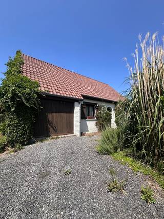 OP TE FRISSEN FAMILIEWONING MET PRACHTIGE TUIN. Deze open bebouwing, type prefab, dateert nog maar van bousjaar 1993 maar is intussen aan een...