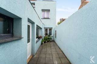 <p><strong>Maison familiale économe en énergie comprenant 3 chambres spacieuses, 2 salles de bains et une cour ensoleillée</strong></p><p>Idéalement située, à proximité des commerces, des écoles, des transports en commun et des principaux axes routiers, cette maison mitoyenne en grande partie rénovée bénéficie d’un excellent classement énergétique (EPC A). La plage se trouve à moins d’un kilomètre et le centre-ville n’est qu’à quelques minutes à vélo.</p><p>La maison a fait l'objet d'importants travaux de rénovation ces dernières années. Ainsi, le toit a notamment été entièrement refait et isolé, les façades ont été isolées, l'installation électrique a été rénovée et mise en conformité, et toutes les fenêtres ont été remplacées par du vitrage à haut rendement (triple vitrage et vitrage HR). De plus, les 10 panneaux solaires permettent de réduire considérablement la facture d'énergie.</p><p><strong>Agencement</strong></p><p><strong>Rez-de-chaussée</strong></p><ul><li>Hall d'entrée</li><li>Grand débarras, idéal pour les vélos et le rangement supplémentaire</li><li>Pièce à vivre conviviale</li><li>Cuisine séparée</li><li>Salle de bains avec baignoire, lavabo, WC et branchement pour lave-linge</li><li>Cour ensoleillée et facile d'entretien, orientée sud-ouest</li><li>Débarras extérieur supplémentaire</li></ul><p><strong>Premier étage</strong></p><ul><li>Vestibule</li><li>2 chambres spacieuses</li></ul><p><strong>Deuxième étage</strong></p><ul><li>Très grande troisième chambre</li><li>Deuxième salle de bains récemment rénovée, avec double vasque, WC et baignoire avec douche</li></ul><p>Les volets roulants à commande électrique dans le salon et les chambres offrent un confort supplémentaire.</p><p>Cette maison allie espace, efficacité énergétique et emplacement exceptionnel. Quelques travaux de rafraîchissement personnels suffiront pour en faire un foyer contemporain où vous pourrez vivre sans souci pendant de nombreuses années.</p><p><strong>Atouts<br />✔</strong> CPE A<br />✔ 10 panneaux solaires<br />✔ Installation électrique conforme<br />✔ Toiture et isolation rénovées<br />✔ 3 chambres spacieuses<br />✔ 2 salles de bains<br />✔ Cour orientée sud-ouest<br />✔ À proximité de la plage, des commerces et des écoles</p>