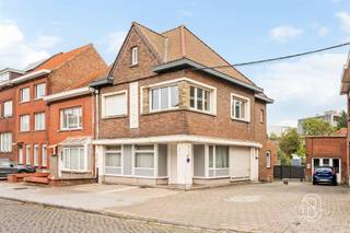 Woning met drie gevels, inclusief opslagruimte en mogelijkheden voor zakelijk gebruik, in het hart van Moeskroen.Deze woning is perfect gelegen tegenover het "gemeentelijk park" en op slechts een steenworp afstand van de "Grote Markt". Dankzij de uitzonderlijke woonoppervlakte, de volledige kelder en de opslagruimte biedt deze woning een bijzonder aantrekkelijke leefomgeving.Dit pand is uitermate geschikt voor een gezin dat op zoek is naar comfort en ruimte, maar ook voor een zelfstandige of ondernemer die wonen en werken wil combineren.De volledige kelder biedt aanzienlijke extra ruimte voor opslag, vrijetijdsbesteding of inrichting naar eigen wens, en biedt tevens plaats voor één tot twee voertuigen.De begane grond bestaat uit een grote en lichte woonkamer van bijna 70 m², een ingerichte keuken met een eethoek, een apart toilet en een terras.De verdieping beschikt over een overloop die toegang geeft tot een badkamer en vier slaapkamers.De zolder biedt op zijn beurt een ruime ruimte die nog kan worden ingericht tot één of twee extra slaapkamers.De buitenruimte omvat een eigen oprit met poort waar meerdere voertuigen kunnen worden geparkeerd, een ruime binnenplaats en een opslagruimte.Dankzij de bevoorrechte ligging in het centrum van Moeskroen ligt dit pand met talrijke mogelijkheden vlak bij winkels, diensten, scholen, openbaar vervoer en voorzieningen – ideaal voor wie op zoek is naar ruime ruimtes en een professioneel project wil realiseren.
