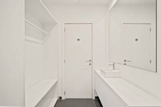 Deze ruime woning biedt enorme mogelijkheden om te wonen en werken. Het gelijkvloers is een handelsruimte met berging van 66m² en biedt mogelijkheden voor andere bestemmingen. Er is een toegang tot een ruime kelder van 25m² en achteraan een ruime berging. Aansluitend aan de achterkant van de eigendom bevindt zich een grote garage van ongeveer 32m² waar perfect 2 auto's kunnen geparkeerd worden.<br /><br />Vooraan de woning is een aparte inkom voor het woongedeelte met aansluiting voor wasmachine en droogkast. De woonst op de verdieping is lichtrijk en royaal van oppervlakte met een open keuken en een terras van 40m². De open trap in de woonkamer geeft dan weer toegang tot 3 slaapkamers op de 2de verdieping. <br /><br />Renovatieverplichting niet van toepassing, maar er is een offerte voor handen voor een nieuwe condenserende ketel waarbij je onmiddellijk aan een EPC van 277 kWh/m² jaar. Ramen reeds vernieuwd en dak geïsoleerd.<br /><br />Voor meer info en plaatsbezoek, contacteer Peter op 0495/511.391 of peter@therockrealestate.be.