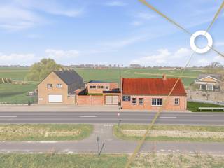 Op zoek naar een comfortabele en lichtrijke woning in een aangename, rustige omgeving? Deze instapklare halfopen bebouwing in het charmante Leffinge biedt alles wat u nodig heeft voor zorgeloos wonen.<br /><br />U betreedt de woning via de ruime veranda, waar u meteen geniet van een prachtig zicht op de zonovergoten tuin — een ideale plek om tot rust te komen in elk seizoen. Vanuit de veranda komt u in de volledig uitgeruste keuken die aansluit op de gezellige leefruimte.<br /><br />Op het gelijkvloers bevindt zich verder een praktische slaapkamer of bureau, een badkamer met inloopdouche en een aparte wasberging.<br /><br />De bovenverdieping omvat een nachthal en twee volwaardige slaapkamers, perfect voor een gezin of extra hobby- of logeerruimte.<br /><br />Een absolute troef is de dubbele garage, bereikbaar via een zijweg, wat zorgt voor extra comfort en privacy.<br /><br />Kortom, een verzorgde en functionele woning met veel lichtinval, gelegen in een rustige buurt met een vlotte bereikbaarheid.<br /><br />Interesse? Laat u verrassen door de charme en mogelijkheden van deze woning!