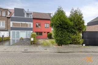 TOFFE OP TE FRISSEN GEZINSWONING MET OPRIT EN RUIME TUIN. Deze woning is gelegen op fietsafstand van de historische Gentse binnenstad...