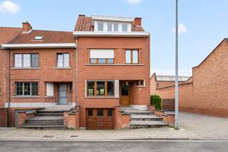 <p>Op zoek naar een ruime woning met een grote tuin op een uitstekende locatie in Kessel-Lo?</p>
<p>Deze woning combineert een rustige ligging met een vlotte bereikbaarheid en biedt dankzij haar omvang en indeling bijzonder veel potentieel.</p>
<p><br /><br />De woning is gelegen in een rustige omgeving, op korte afstand van Leuven en met een vlotte verbinding naar de belangrijkste invalswegen. Winkels, scholen en andere voorzieningen bevinden zich eveneens in de nabije omgeving.</p>
<p><br />Met een oppervlakte van maar liefst 244 m² beschikt de woning over bijzonder veel ruimte. Op het gelijkvloers vinden we een ruime inkomhal met apart toilet, een leef- en eetruimte, de keuken en een veranda met zicht en toegang tot de tuin.</p>
<p><br /><br />De eerste verdieping omvat 3 slaapkamers en een badkamer. Op de tweede verdieping bevinden zich nog 2 ruime slaapkamers en een kleine zolderruimte. In totaal zijn er maar liefst 5 slaapkamers, ideaal voor een groot gezin, wie extra ruimte nodig heeft of wie wonen en werken wil combineren.</p>
<p><br /><br />Een absolute troef is de grote zuidwest georiënteerde tuin, waar u dankzij de gunstige oriëntatie volop van de namiddag- en avondzon kunt genieten. De woning beschikt daarnaast over een oprit en een inpandige garage. De ruime kelder biedt heel wat extra bergruimte en beschikt bovendien over een rechtstreekse toegang tot de tuin.</p>
<p><br /><br />De woning biedt een uitstekende basis om volledig naar eigen smaak en wensen te moderniseren. Bovendien werden de voorbije jaren reeds enkele belangrijke investeringen uitgevoerd, zo werd de cv-ketel recent vernieuwd, het dak gerenoveerd en een deel van de ramen vervangen.</p>
<p><br /><br />Kortom: een bijzonder ruime woning met 5 slaapkamers, inpandige garage en grote tuin, gelegen op een gegeerde locatie in Kessel-Lo. Een ideale opportuniteit voor wie op zoek is naar een woning met ruimte én renovatiepotentieel, op slechts een steenworp van Leuven.</p>
<p><br /><br /></p>
<p>Interesse? Aarzel niet en contacteer BVM Vastgoed op 016 23 21 45 of via info@bvm-vastgoed.be</p>