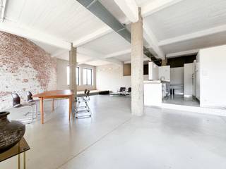 CENTRE POMPIDOU - Idéalement situé dans le quartier des quais, à deux pas du futur centre Pompidou, superbe loft d'une superficie de +/- 194m2. Il offre : un hall d'entrée avec WC invités donnant accès à un vaste espace de vie avec cuisine ouverte super-équipée, un bureau, une grande chambre avec salle de bains ouverte et dressing, une salle de douche et une buanderie. Emplacement de parking obligatoire (+110€). PEB : C. Il vous séduira par son style industriel, sa luminosité et son espace ! A visiter sans tarder !
