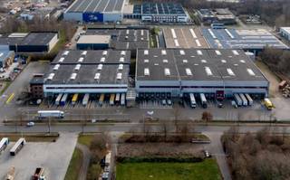 In dit logistieke magazijn 8.263m² met mezzanine 371m²en kantoren van 1.200m² te huur. De magazijnen behoren tot een logistiek center van 15.000m²...