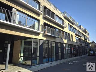 Prachtig appartement op de 4de (bovenste) verdieping met lift (bouwjaar 2015) met terras (30 m²), garage, autostaanplaats en kelderberging.3Bij het...