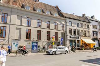 Gemeubeld appartement met ruime woonkamer en 2 slaapkamers (mogelijkheid tot 3 slaapkamers!). Mogelijk om te huren voor korte termijn. Dit gemeubeld...