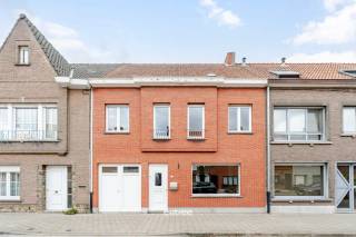 Op een strategische en gegeerde ligging in Zwijnaarde vinden we deze gezinswoning met een mooi volume, een aangename gevelbreedte en heel wat potentieel. De woning is toe aan een grondige renovatie, maar biedt tegelijk een uitstekende basis voor wie op zoek is naar een renovatieproject met mogelijkheden.<br /><br />De ligging is zonder meer een belangrijke troef. Van hieruit bereik je het centrum van Gent vlot met de fiets, tram en bus, terwijl ook het Technologiepark van Zwijnaarde en de belangrijkste invalswegen snel bereikbaar zijn. Een ideale uitvalsbasis voor wie de nabijheid van Gent wil combineren met een vlotte bereikbaarheid.<br /><br />Op het gelijkvloers beschikt de woning over een inkomhal, een toilet, een garage die eerder smal is maar bijzonder praktisch kan worden benut voor fietsen, bakfietsen, materiaal en als rechtstreekse doorgang naar de tuin. Verder is er een afzonderlijke keuken die via dubbele deuren in verbinding staat met de leefruimte. Achteraan bevindt zich bovendien een handige buitenberging.<br /><br />De eerste verdieping omvat drie slaapkamers en een badkamer met douche, lavabo en toilet.<br /><br />Een bijzonder interessante troef is de ruime zolderverdieping, die bereikbaar is via een vaste trap en nog volledig naar eigen wens kan worden ingericht. Deze ruimte biedt dan ook extra mogelijkheden voor bijvoorbeeld een bijkomende slaapkamer, bureau, hobbyruimte of polyvalente ruimte, afhankelijk van de gewenste indeling en de geldende voorschriften.<br /><br />Achteraan geniet de woning van een zuidwestgerichte tuin, een aangename buitenruimte die met de nodige aandacht opnieuw tot een bijzonder fijne plek kan worden ingericht.<br /><br />Richtprijs: € 300.000