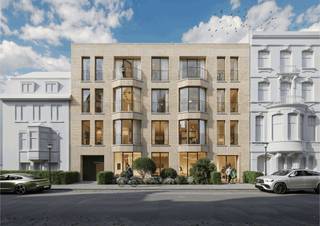 <p>IL RETTORE is gelegen aan de gegeerde Arthur Goemaerelei in het groene hart van <span>Antwerpen.</span> Een uitzonderlijk nieuwbouwproject dat luxe, ruimte en verfijning op een harmonieuze wijze samenbrengt.</p>
<p>Wat dit project meteen onderscheidt, is de uitzonderlijk brede gevel, die zorgt voor een indrukwekkende lichtinval en een uitgesproken architecturale aanwezigheid. De ruime door-zon appartementen genieten van natuurlijke lichtinval langs beide zijden, wat een aangenaam en open woongevoel creëert gedurende de hele dag. De hoge plafonds versterken het gevoel van grandeur en ruimtelijkheid.</p>
<p>Elk appartement wordt afgewerkt met een bijzonder hoge graad van afwerking, waarbij enkel kwalitatieve en duurzame materialen worden toegepast. In de leefruimtes en slaapkamers zorgen warme parketvloeren voor een tijdloze en elegante uitstraling. De stijlvolle keukens worden uitgerust met hoogwaardige Miele-toestellen, die design en functionaliteit perfect combineren. <br />Comfort staat centraal dankzij vloerverwarming en passieve koeling, wat het hele jaar door een aangenaam binnenklimaat garandeert.</p>
<p>De ruime leefterrassen met zicht op de tuin vormen een natuurlijke verlenging van de woonruimte en bieden een rustige, groene setting midden in de stad — ideaal om in alle privacy te genieten van het buitenleven.</p>
<p>Daarnaast beschikt het project over ondergrondse parkeerplaatsen, privatieve bergingen en een beveiligde toegang, wat bijdraagt aan comfort en discretie.</p>
<p>Dit nieuwbouwproject aan de Arthur Goemaerelei belichaamt exclusief wonen op een toplocatie in Antwerpen — een unieke combinatie van rust, luxe en stedelijke dynamiek.</p>