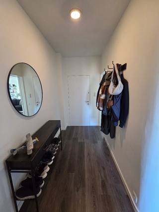 Gezellig en lichtrijk instapklaar 2-slaapkamer appartement met garage gelegen in rustige wijk te Hoevenen. Indeling: u komt binnen via de gemeenschappelijke inkomhal en bereikt het appartement op de tweede verdieping aan de linkerzijde. De inkomhal geeft toegang tot de open leefruimte en keuken, uitgerust met koelkast, keramische kookplaat, combioven en vaatwasser. Grote raampartij in de leefruimte zorgt voor veel lichtinval en uitzicht over het groen. Aparte berging met aansluiting voor wasmachine. Apart toilet. Moderne badkamer voorzien van wastafel, inloopdouche en handdoekradiator. Twee slaapkamers waarvan één ruime slaapkamer met balkon. Garagebox achter appartementsblok inbegrepen. Gemeenschappelijke kosten €175/maand (voorschot gas, water, syndicus, blokpolis, elektriciteit gemeenschappelijke delen). Asbestcertificaat in aanvraag. Bij interesse bellen naar +324 94 05 76 16. <br /><br />Troeven:<br />•Gunstige EPC en recent vernieuwd dak en voordeur<br />•Elektriciteit conform<br />•Recent vernieuwde condensatie gasketel<br />•Voldoende parkeergelegenheid vlakbij<br />•Ramen voorzien van rolluiken en vliegenramen<br />•Inclusief garagebox<br />•Zeer praktische indeling met aparte wasplaats/berging<br />