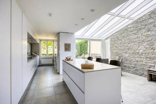 OMBRAGE/PARMENTIER - In a pleasant neighborhood, close to the Parc de la Woluwe, shops and main roads, beautiful family house of +/- 263m2 on a plot of 2a15, located within walking distance of schools and public transport (bus 36 and tram 39/44) - On the ground floor, entrance hall, living room of +/- 60m2 with American kitchen and access to the terrace and charming garden, on the entresol guest toilet and bathroom. On the 1st floor, master bedroom of +/- 17m2, bedroom 2 of +/- 15m2 and bedroom 3/office of +/- 7m2. On the 2nd floor, bedroom 4 of +/- 17m2, shower room and bedroom 5 of +/- 15m2. On the 3rd floor, TV lounge or playroom of +/- 26m2. Cellars and laundry in the basement - Central heating (mazout), wooden frames with double glazing, PEB G - Total photo coverage on our website www.keystones.be - To be seen!