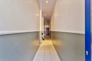 Welkom in het centrum van Halle. Deze praktijkruimte werd voormalig gebruikt als praktijk van een chiropractor. De hele gelijkvloerse...