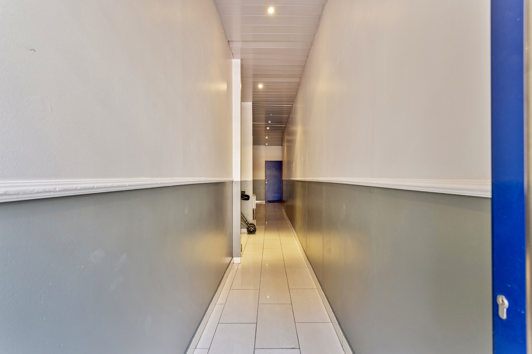 Gelijkvloerse praktijk + leefruimte en koer te centrum Halle - foto 2