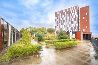 LEUVEN, vaartkom, in een stijlvol recent gebouw van 2012, studentkamer van ± 21m² met douchekamer, volledig in beheer bij de Universiteit Leuven (SWO - 27j).Alle oppervlakten worden alleen ter informatie gegeven. Gemeenschappelijke ruimten : keuken, fietsenstallingen, wasplaats, etc.., Huidige huurinkomsten beheer inbegrepen : 336,50€/ maand. Elektriciteit CONFORM. EPB : B, 200kWh/(m²/jaar-. Kinderen en kleinkinderen krijgen voorrang op verhuur. INFORMATIE TREVI NORD: 02.410.10.30 Bezoek ook onze Trevi Nord Facebook-pagina