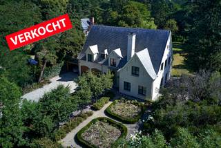 Op een absolute toplocatie gelegen villa met hedendaags comfort.Indeling gelijkvloers: entree met vestiaireruimte en gastentoilet, ruime living met...