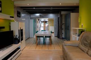 Rijwoning met 3 slaapkamers, polyvalent bijgebouw en tuin te Hove<br /><br />eerste kijkdag 25 juli 2026 op afspraak<br /><br />Deze ééngezinswoning, gebouwd in 1940, is gelegen in een rustige wijk in Hove. De woning beschikt over een bewoonbare oppervlakte van 135 m² en staat op een perceel van 273 m².<br />Op het gelijkvloers bevinden zich een inkomhal, een leefruimte, een keuken, een badkamer met toilet en een kelder.<br /><br />De eerste verdieping omvat twee slaapkamers van respectievelijk 13 m² en 17 m². De ingerichte zolderverdieping doet dienst als derde slaapkamer en heeft een oppervlakte van 17 m².<br /><br />De oost gerichte tuin vormt een aangename buitenruimte. Achteraan bevindt zich een polyvalent bijgebouw van <br />27 m², uitgerust met centrale verwarming, airconditioning, internetaansluiting en een afzonderlijk toilet. Deze ruimte is onder meer geschikt als bureau-, praktijk- of hobbyruimte.<br />Daarnaast is er een tuinhuis van 6 m² aanwezig.<br />De tuin is ook rechtstreeks bereikbaar via een gedeelde doorgang naast de woning. Deze doorgang mag worden gebruikt door de eigenaars van beide aanpalende woningen.<br />Voor de woning is voldoende ruimte voorzien om fietsen te stallen.<br /><br />Eerste kijkdag: zaterdag 25 juli 2026 op afspraak<br />Voor meer informatie of voor het inplannen van een bezoek kunt u vrijblijvend contact opnemen via:<br />0495 13 18 32<br />Geen immo aub<br /><br />indeling en kenmerken:<br />- bewoonbare oppervlakte 135m²<br />- perceeloppervlakte 273m²<br />- bouwjaar 1940<br />- 3 slaapkamers<br />- kelder<br />- oost gerichte tuin<br />- tuinhuis<br />- gedeelde doorgang naar de tuin<br />- badkamer op gelijkvloers (2012)<br />- centrale verwarming (2012)<br />- airconditioning (gelijkvloers, 1e verdiep, zolder en bijgebouw)<br />- mogelijkheid om fietsen voor de woning te stallen<br />- EPC label D<br />- elektriciteitsattest conform<br /><br /><br />