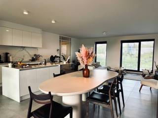 Luxe appartement met prachtig uitzicht gelegen op de eerste verdieping. U beschikt over twee ondergrondse staanplaatsen en u heeft toegang tot...