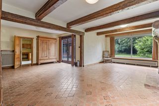 Le bâtiment est actuellement divisé comme suit :Rez-de-chaussée :- Hall d'entrée spacieux avec toilettes invités- Salon lumineux avec...