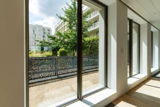 Het kantoor bevindt zich in een recent gebouw met professionele uitstraling en uitstekende bereikbaarheid, zowel met het openbaar vervoer als via hoofdwegen. De centrale ligging biedt directe toegang tot horeca en andere voorzieningen. <br /><br />Het kantoor beschikt over een privé-ingang, airco, aansluitingen voor elektriciteit, data en telefonie, alarminstallatie, een open landschapsindeling met aparte vergaderzaal, keuken en sanitair. <br /><br />Optioneel zijn twee ondergrondse parkeerplaatsen te huur aan €125/plaats/maand.